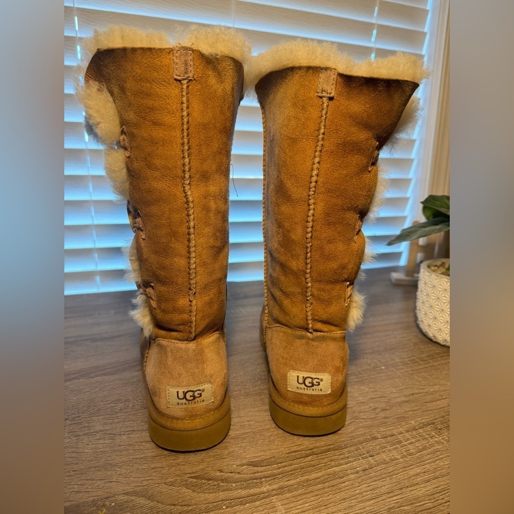 UGG Women’s Boots 1873 Bailey Triple Button Suede Size 7. - Picture 2 of 9